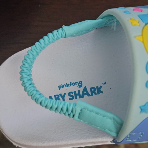 plush baby shark puppet sings baby shark song size 3 baby shark sandals. - Picture 4 of 10